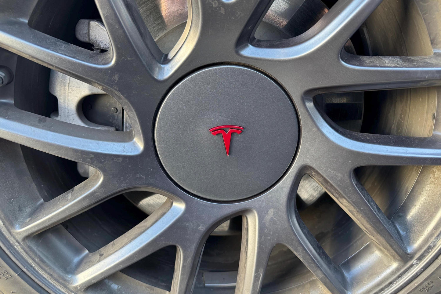 Photon Mid-Wheel Cover in Wheel Color Grey with Ultra Red T