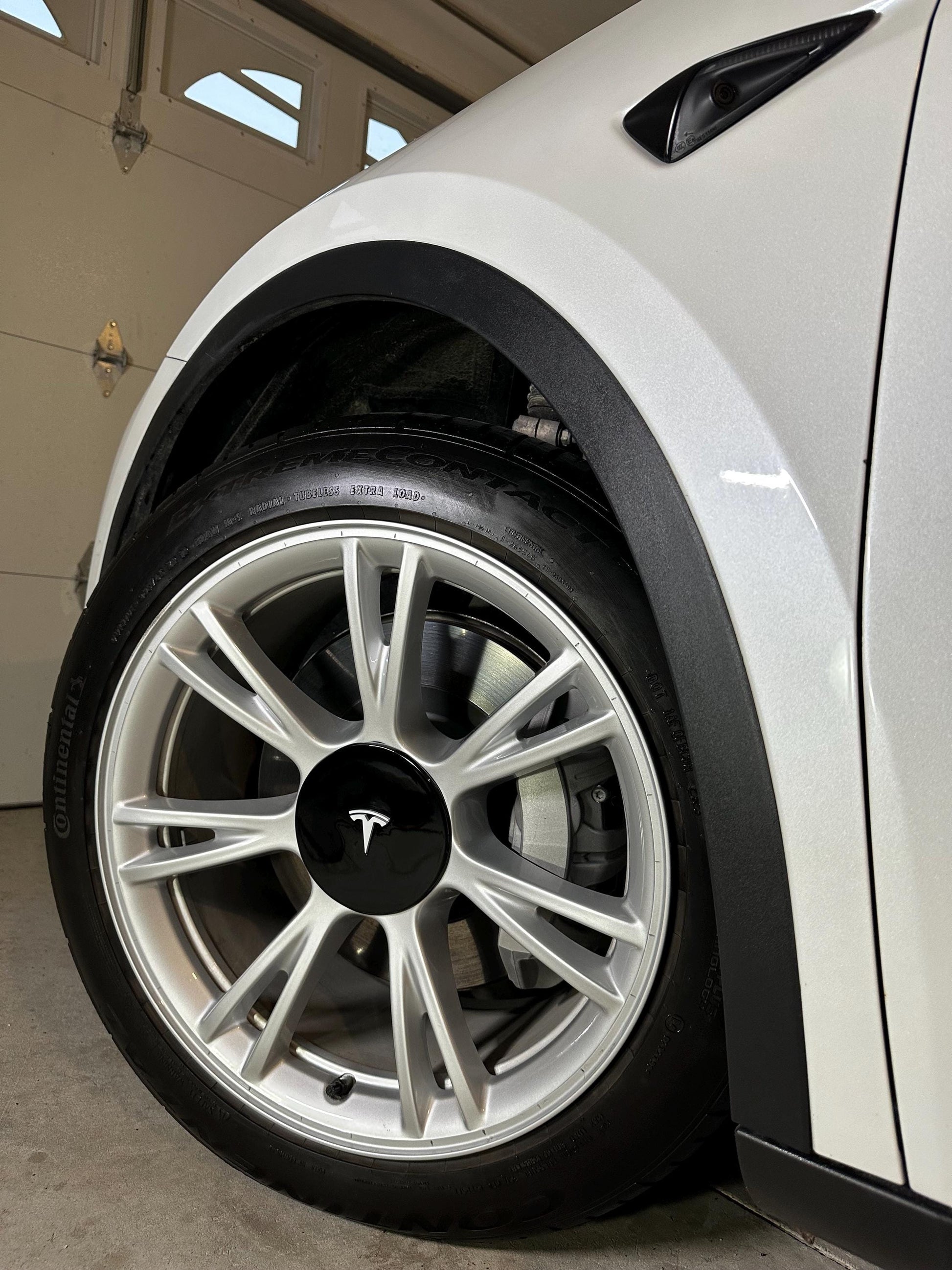 Gemini Mid-Wheel Cover in Solid Black with Solid White T